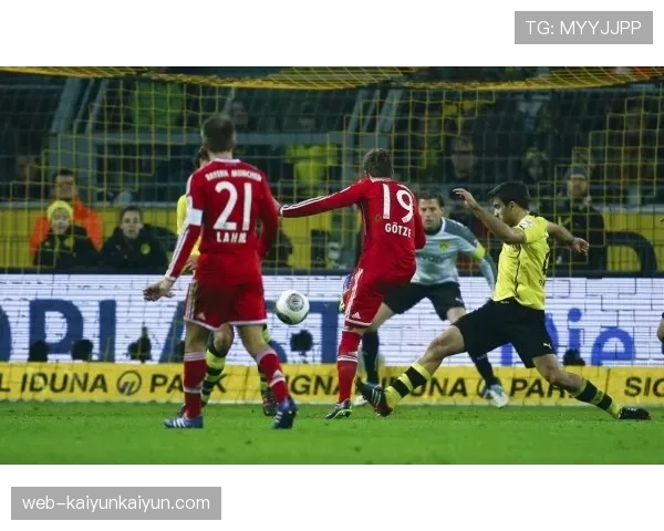 特写:老将穆勒在训练中指导年轻球员特尔 特写:老将穆勒在训练中指导年轻球员特尔