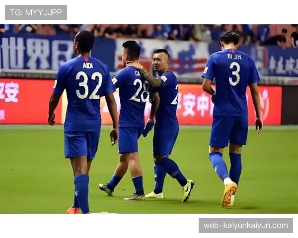 图卢兹小将在场边热身时,获得主场球迷集体掌声鼓励 图卢兹小将在场边热身时,获得主场球迷集体掌声鼓励